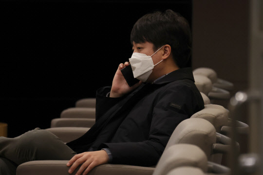 지난 1월4일 이준석 국민의힘 대표가 서울 중구 상의회관에서 열리는 2022년도 경제계 신년 인사회에 참석하기 위해 대기하고 있다.<연합뉴스>